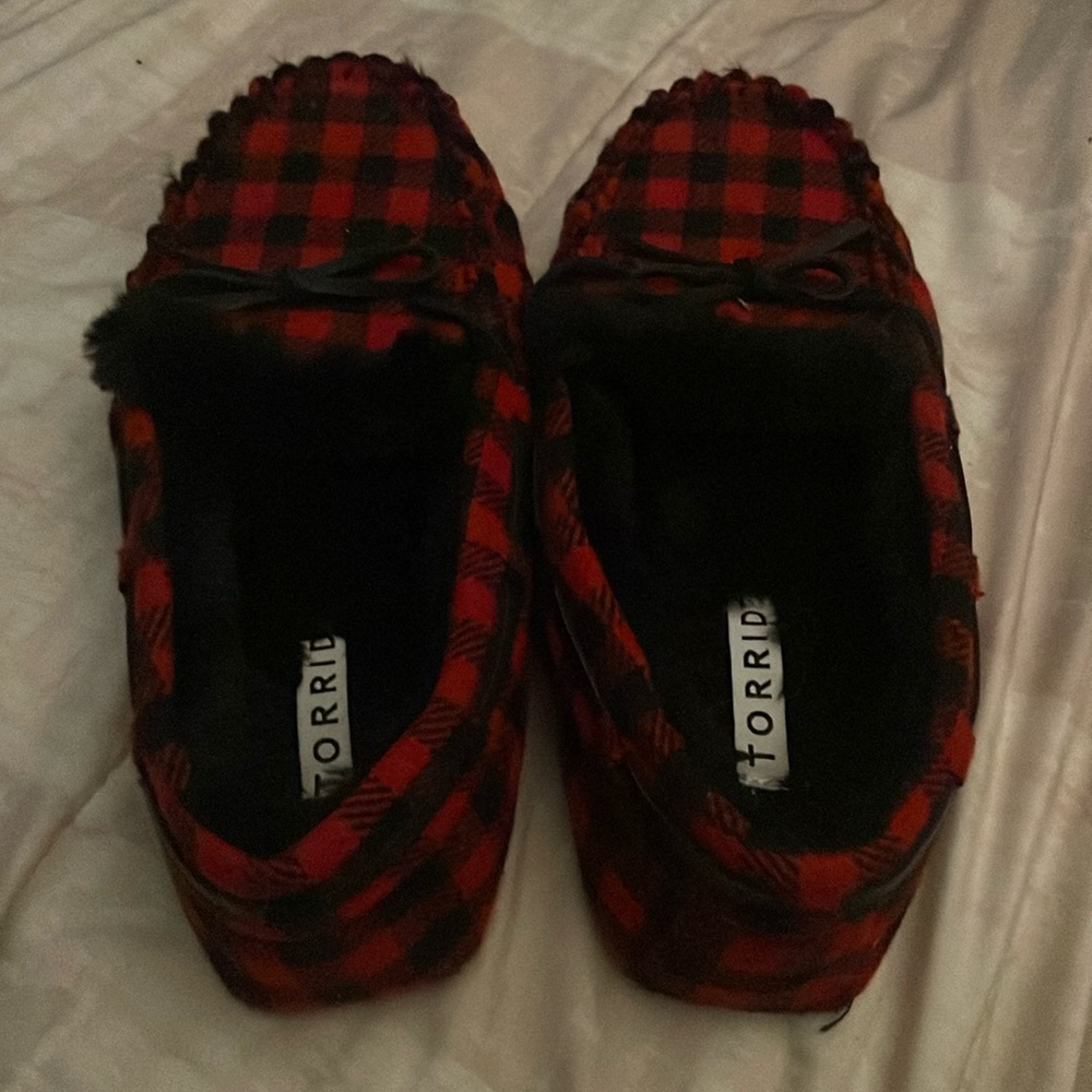 Torrid size 8 moccasin slippers black/red flannel pattern with fuzzy inside.